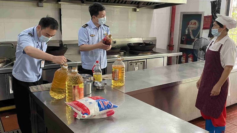 在考虑价格因素时，要注意性价比。以下是一些建议：