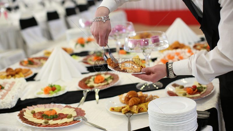 揭秘网红休闲食品：从生产到餐桌的蜕变之路